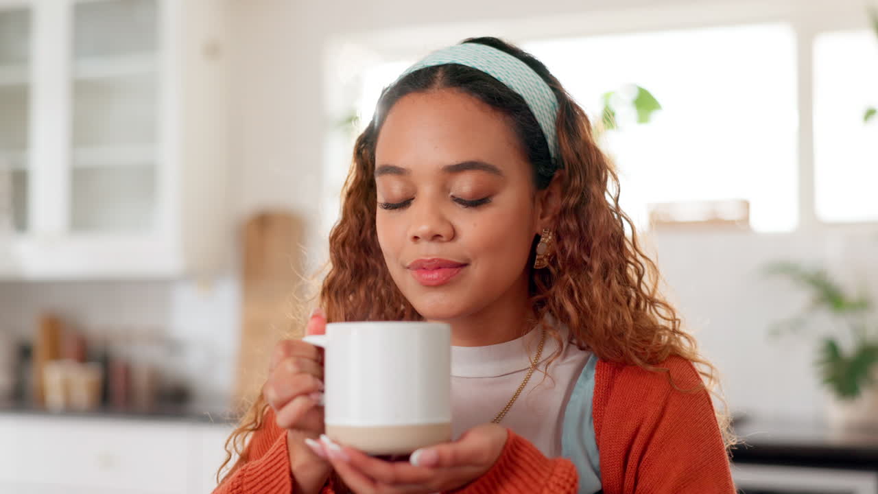 mujer disfrutando de café en la cocina