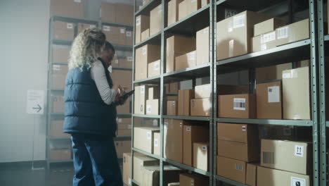 trabajadores del almacén inspeccionando el inventario