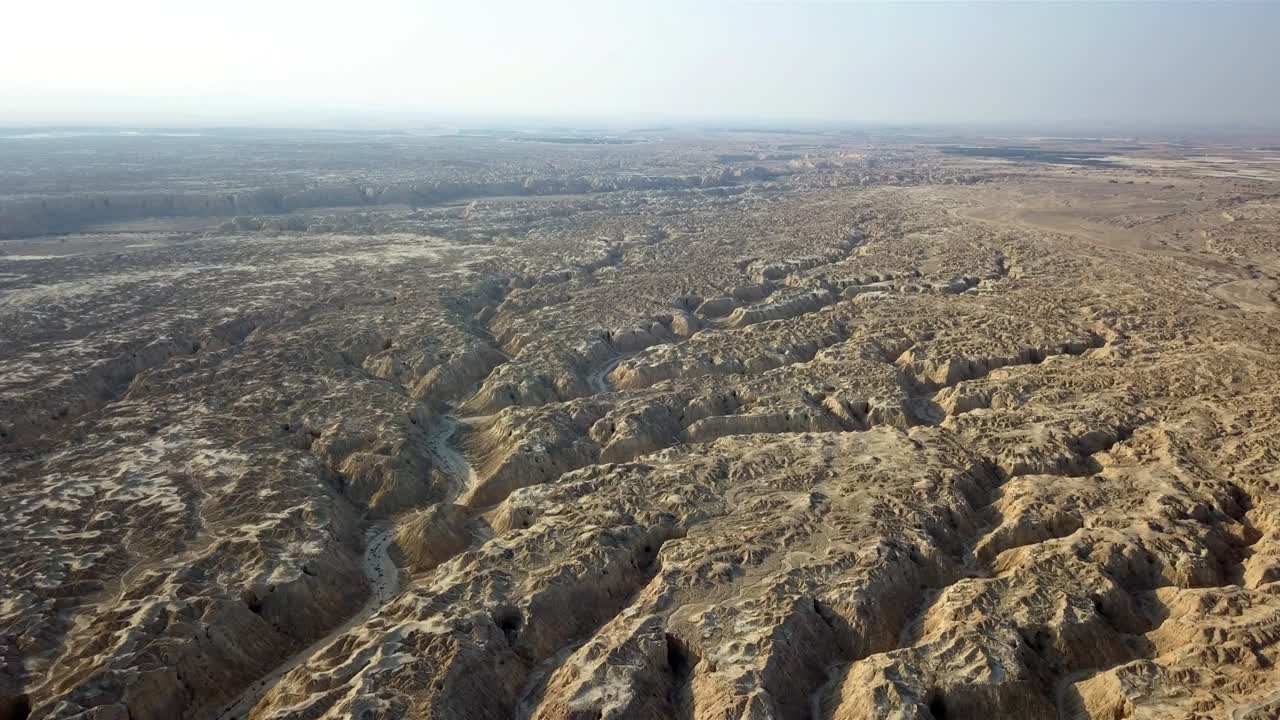 Veduta aerea sul Wadi Amatzia, roccia sedimentaria tenera, Valle dell'Arava.