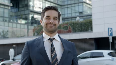 joven empresario profesional sonriendo a la cámara