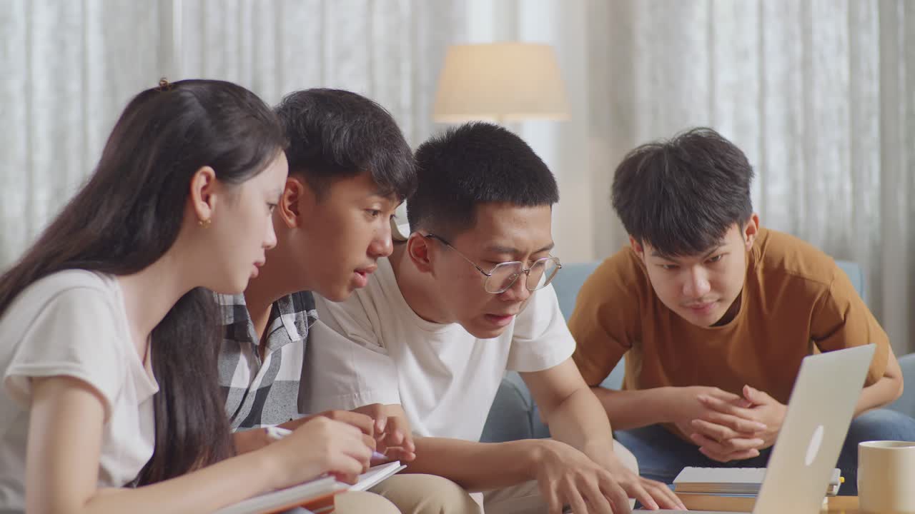 행복한 학생들이 성공을 축하하고 있습니다.