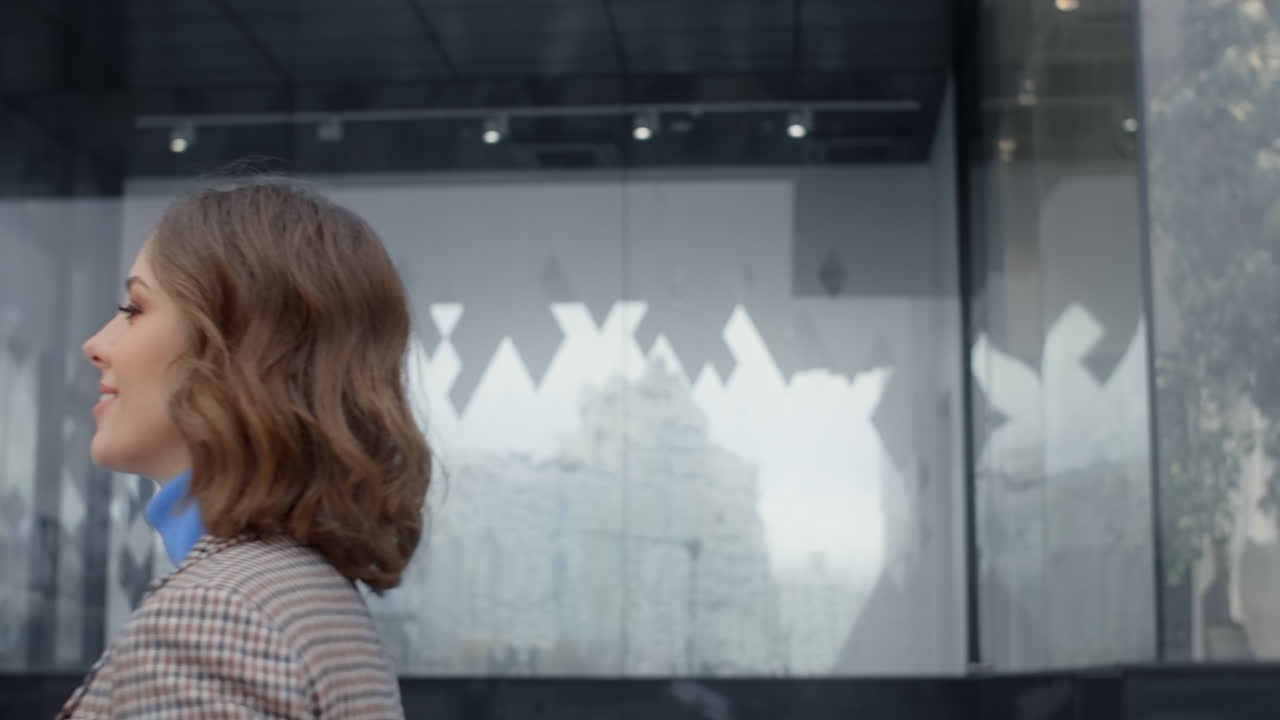 Женщина, гуляющая по городу.