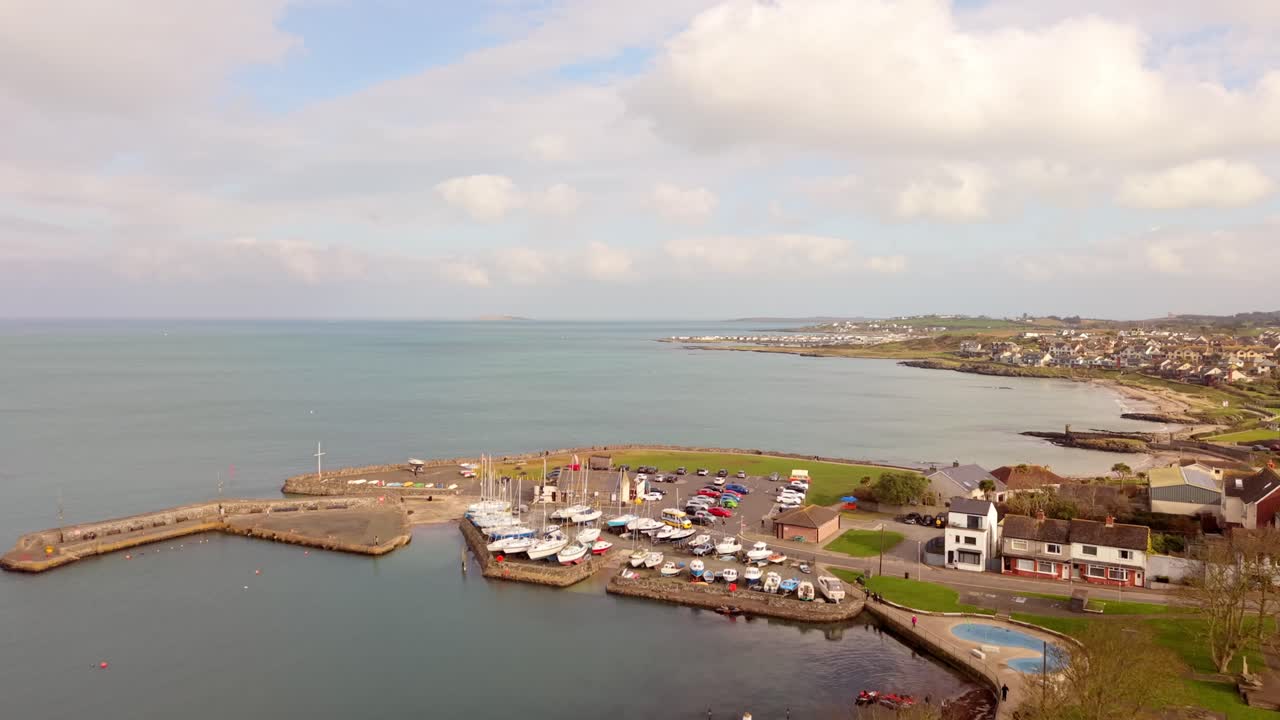 Szerokie wideo lotnicze 4K 60FPS z wioski Groomsport i plaży w hrabstwie Down w Irlandii Północnej. Wyprodukowane w kolorze Rec709