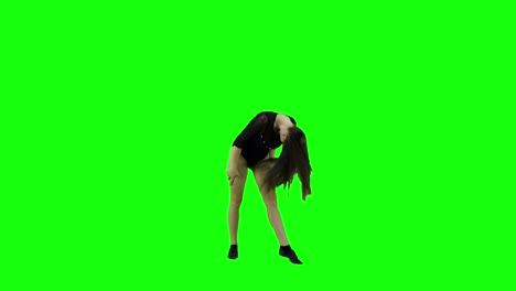 joven feliz despreocupada escuchando música y bailando sola en el fondo de la pantalla verde