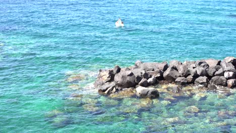 Klares-Mittelmeerwasser-In-Ischia-Für-Strand,-Neapel,-Italien