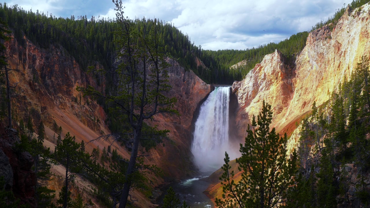 Air Terjun Bertingkat Grand Canyon of the Yellowstone, Inspiration Point, North Rim Dr, Taman Nasional Yellowstone, Wyoming, USA. Pemandangan alam panoramik yang indah dari Red Rock Point dan Lookout Point, dengan langit berawan dan cerah.