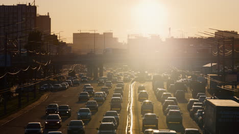 Autostau-Auf-Der-Autobahn.-Stadtverkehr-Zur-Hauptverkehrszeit,-Sonniger-Abend.