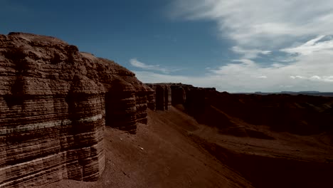 volando largo rojo, acantilados de piedra arenisca de una enorme colina del desierto - aérea