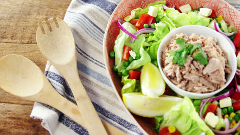 Raw-meat-and-vegetables-in-bowl