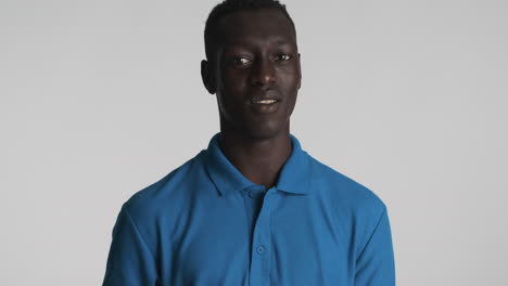 un hombre afroamericano con un fondo gris.