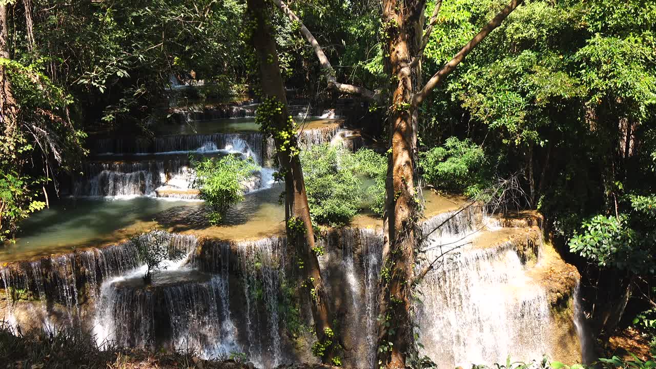 Thác nước trong rừng rậm Thái Lan.