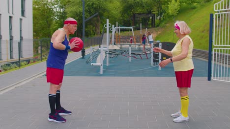 Equipo-Senior-De-Baloncesto-Pareja-Hombre-Mujer-Jugando-Con-Pelota,-Pasen-El-Uno-Al-Otro-En-La-Cancha-Del-Estadio