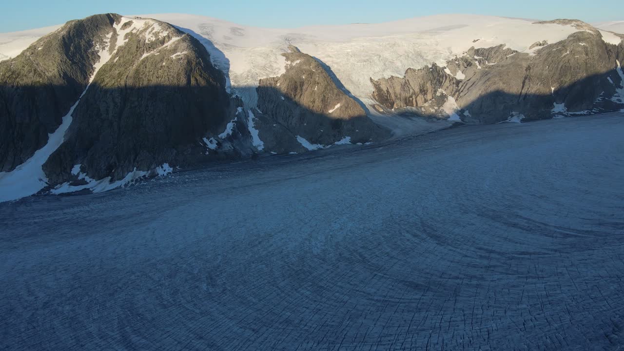 Droneopptak av Tunbergdalsbreen i Jostedalsbreen nasjonalpark ved soloppgang