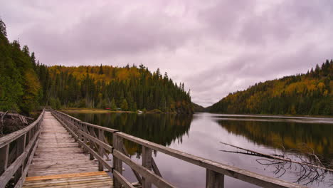 Timelapse-Nublado-Por-Un-Lago-Tranquilo-En-El-Parque-Nacional-De-Aiguebelle