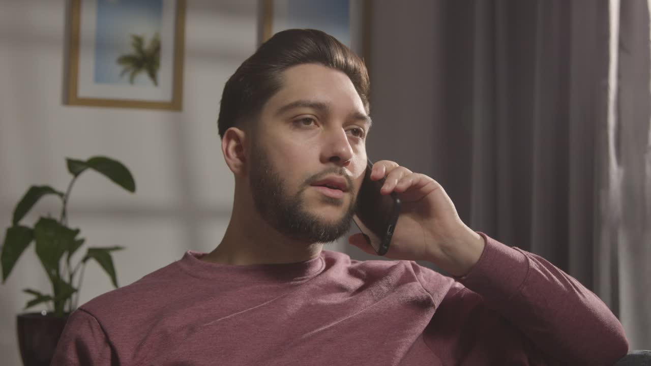 집에서 구인을 확인하는 전화를 받고 기뻐하는 청년 4