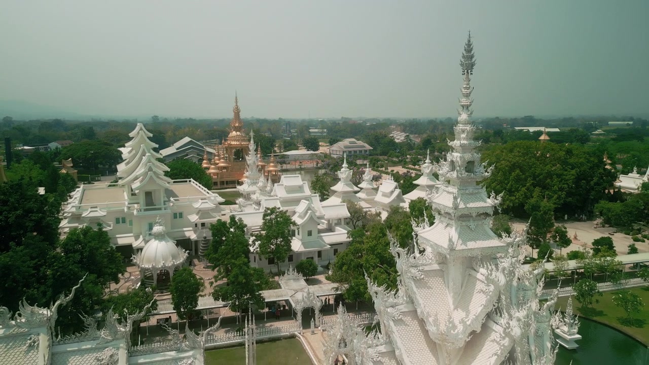 Vista aerea del Tempio Bianco Wat Rong Khun a Chiang Rai.