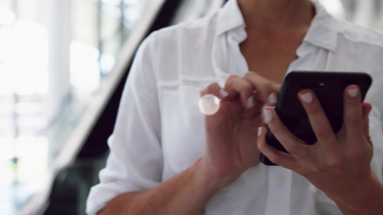animación de la red de conexión con iconos sobre la mujer usando teléfono inteligente