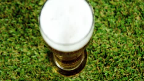 pinta de cerveza en el césped para san patricio