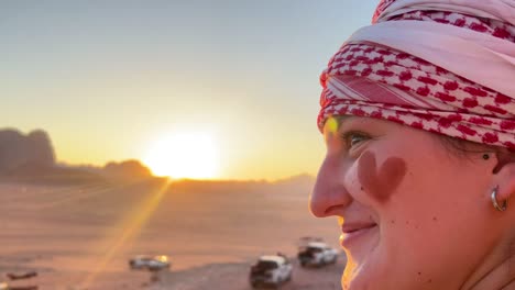mujeres hermosas con maquillaje beduino al atardecer en el desierto rojo de wadi rum, jordania