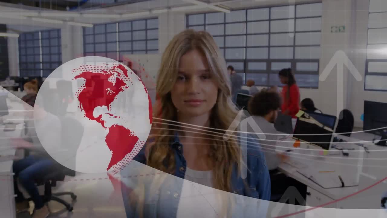 animación del globo y flechas hacia arriba, mujer caucásica de pie en la oficina contra el time-lapse de los compañeros de trabajo