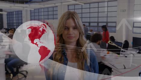 animación del globo y flechas hacia arriba, mujer caucásica de pie en la oficina contra el time-lapse de los compañeros de trabajo
