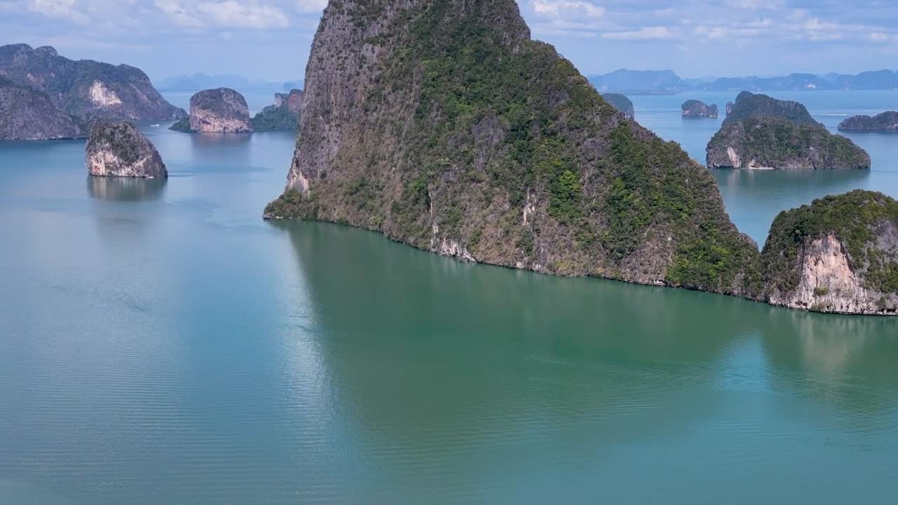 드론 촬영은 phang nga 만의 섬과 맹그로브의 놀라운 공중 풍경을 포착합니다. 활기찬 색상과 조용한 풍경을 보여줍니다.