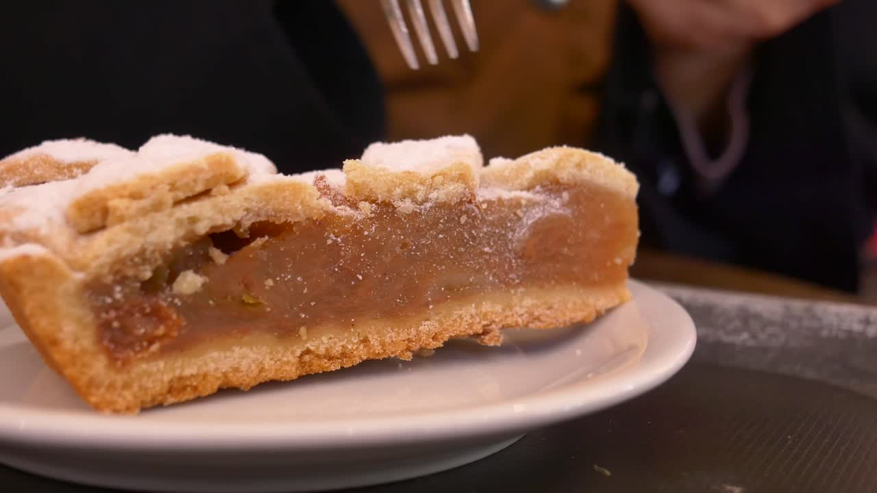 Una fetta di deliziosa torta di mele