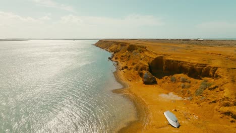 Vista-Aérea-Volando-Sobre-La-Playa-En-El-Desierto,-Colombia,-La-Guajira,-Punta-Gallinas