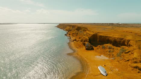 vista aérea volando sobre la playa en el desierto, colombia, la guajira, punta gallinas