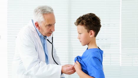 Médico-Varón-Examinando-A-Un-Niño