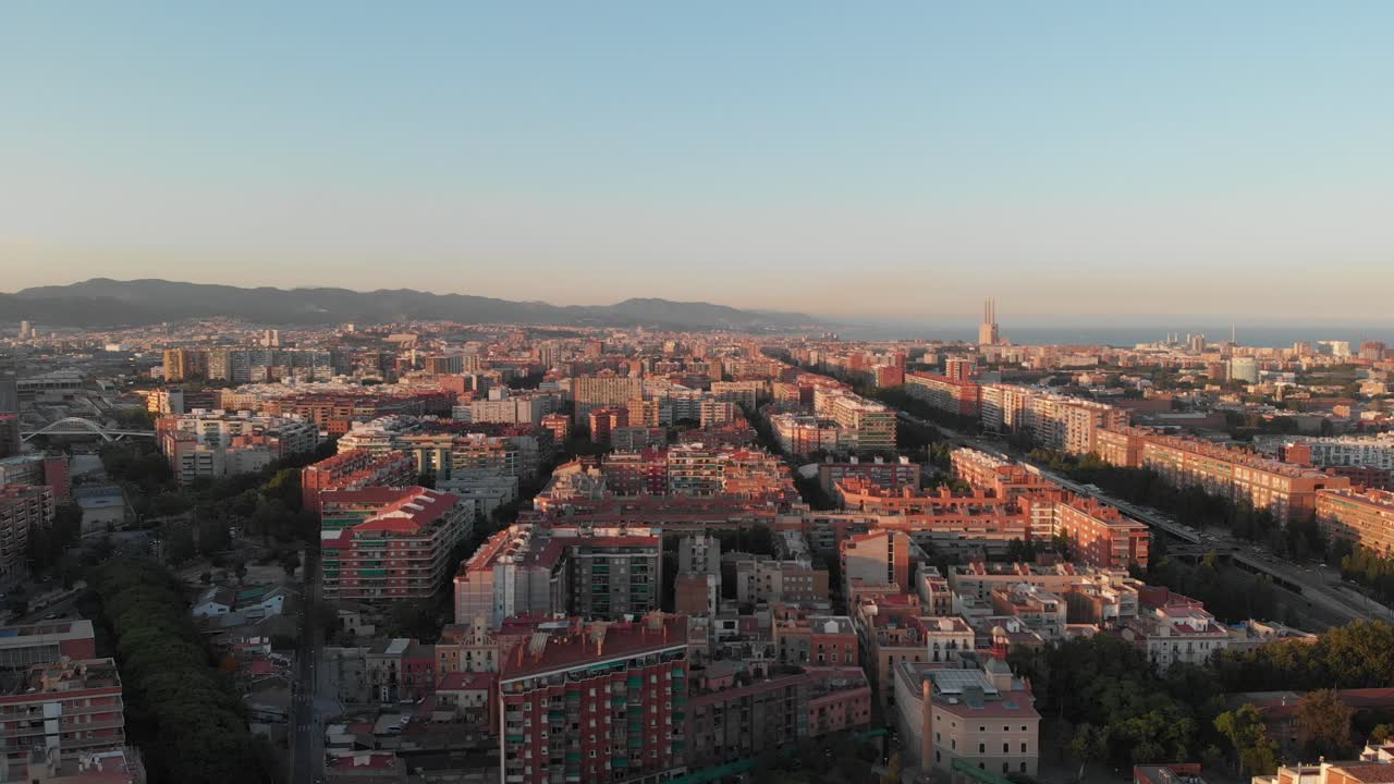 Vista aérea de Barcelona ao pôr do sol