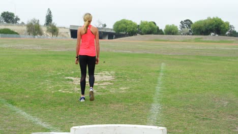 Rückansicht-Einer-Kaukasischen-Sportlerin,-Die-Auf-Dem-Sportplatz-Läuft,-4k