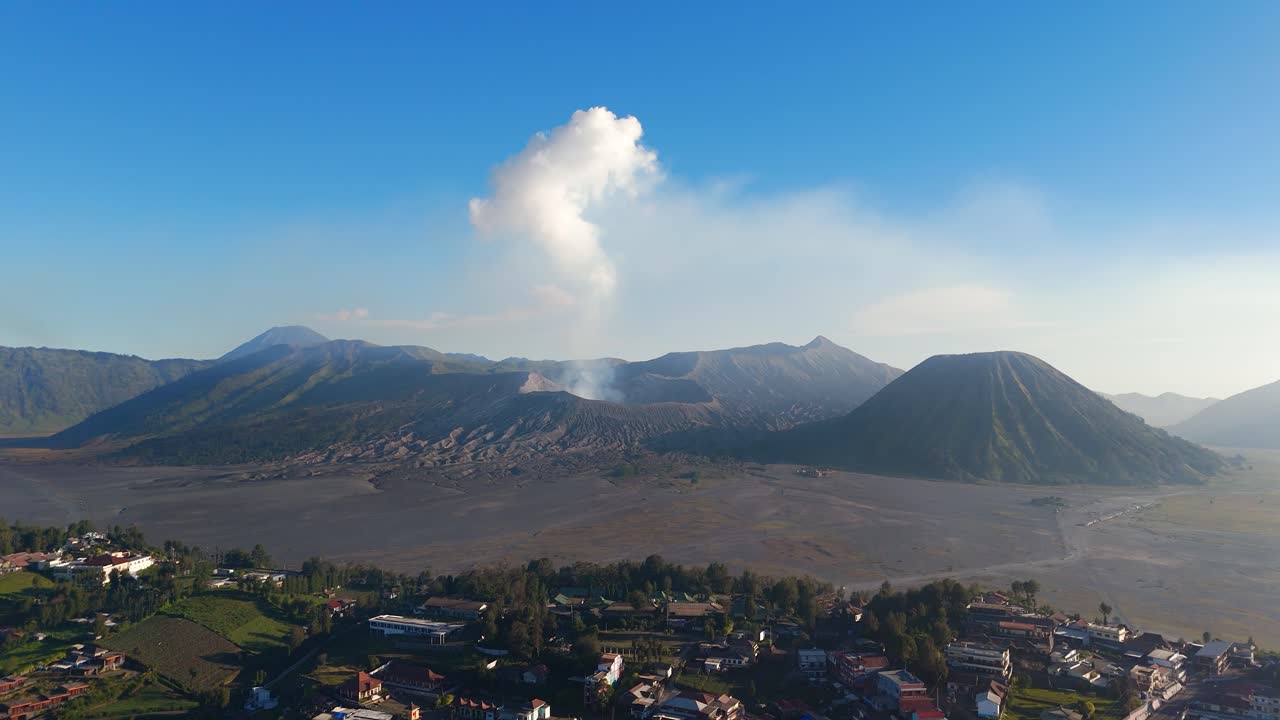 Punti di riferimento vulcanici, terreno montuoso, villaggio di Cemoro Lawang, aerea