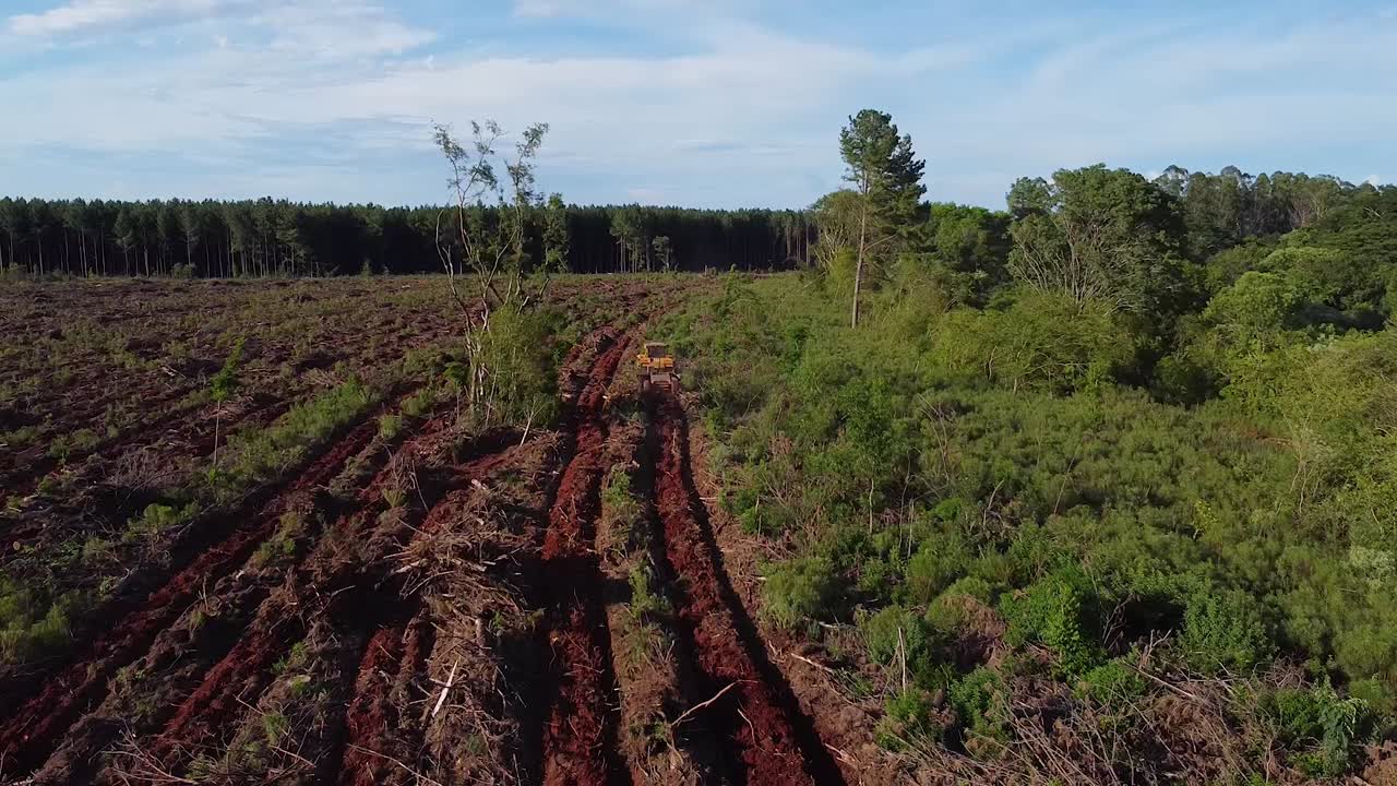 tomada aérea de un dron de una máquina de preparación de suelo en una tierra agrícola en posadas de misiones argentina