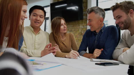 Multi-ethnic-work-team.-Meeting-of-young-business-men-and-women.