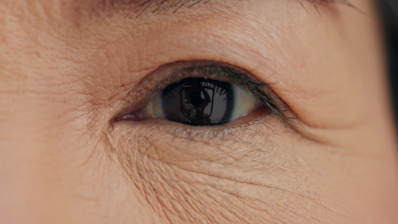 노인 의 눈 의 근접 사진