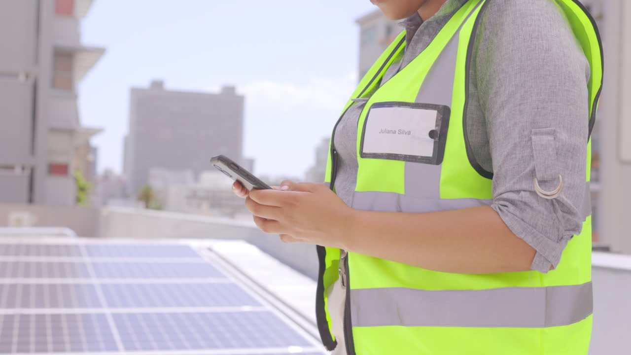 teléfono, mujer y manos de ingeniero solar en el techo