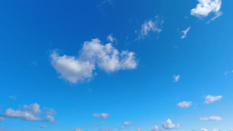 Lapso-De-Tiempo-De-Nubes-Blancas-Hinchadas-Moviéndose-En-El-Cielo