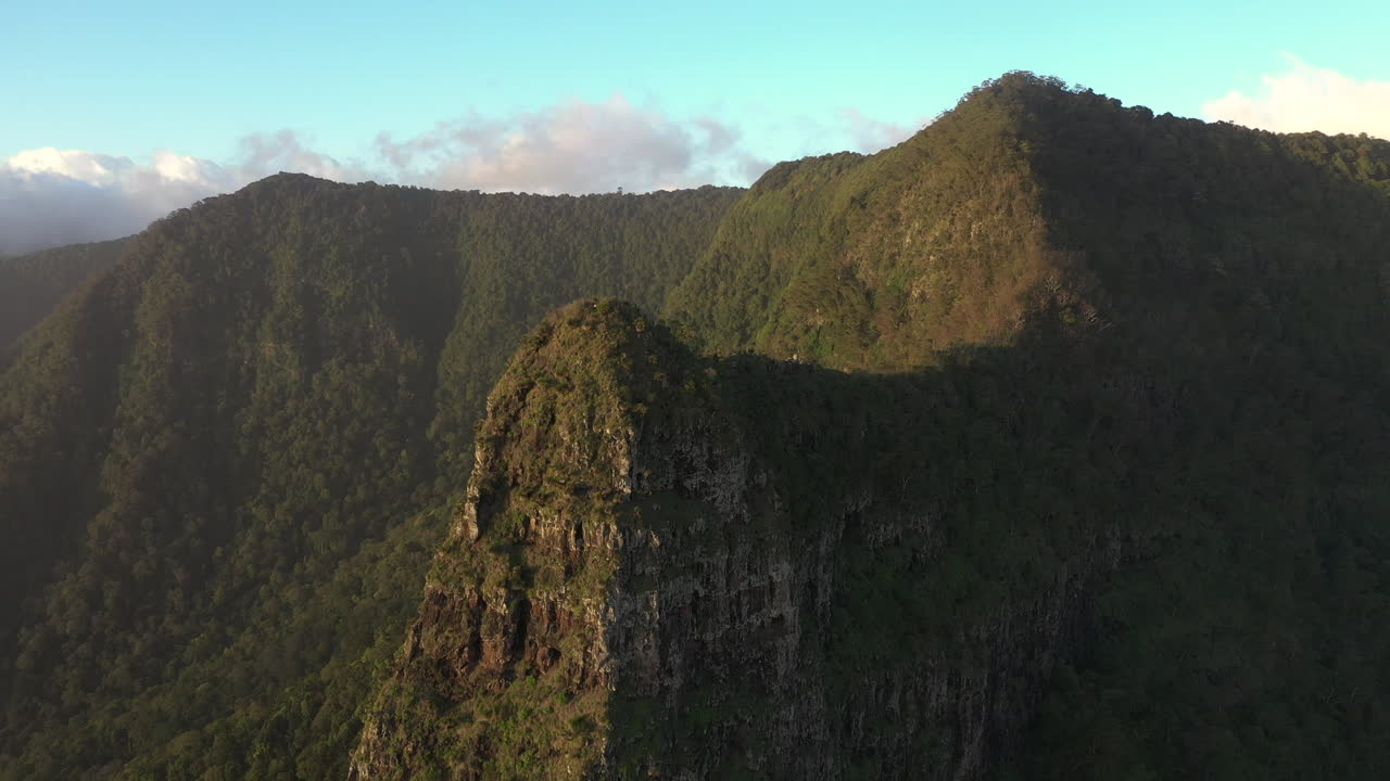 amplia toma aérea del punto pináculo en el parque nacional border ranges, nueva gales del sur en australia