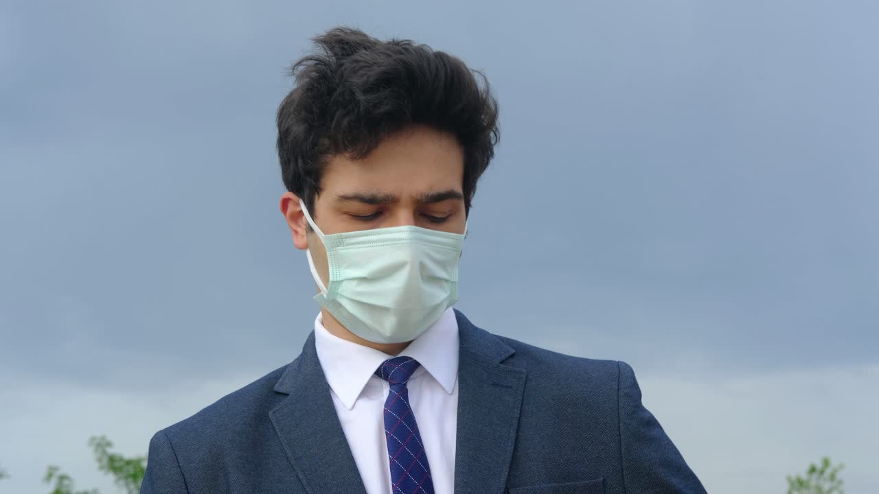 안경 마스크를 착용 한 사업가