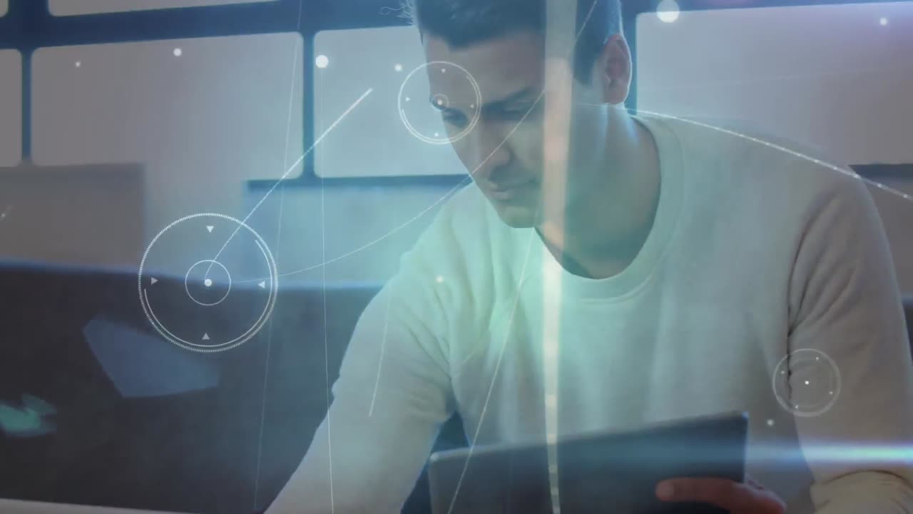 animación de redes de conexiones a través de empresario caucásico usando computadora portátil y tableta