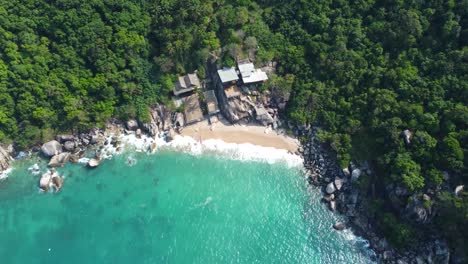 Las-Aguas-Azules-Bañan-Suavemente-La-Orilla-De-La-Desierta-Bahía-De-Mango.