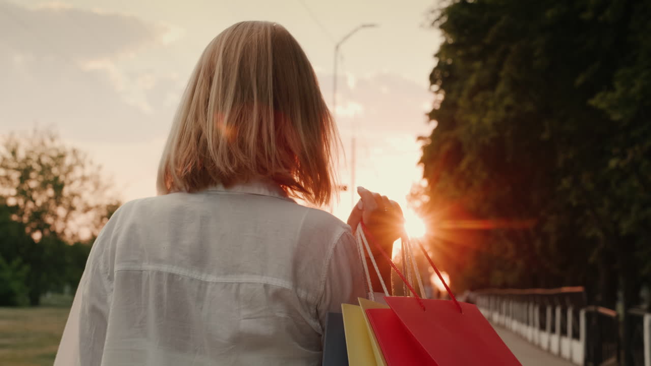 행복한 여성 쇼핑객은 트렌디한 쇼핑으로 패키지를 운반합니다.