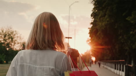 compradora feliz lleva paquetes con compras de moda
