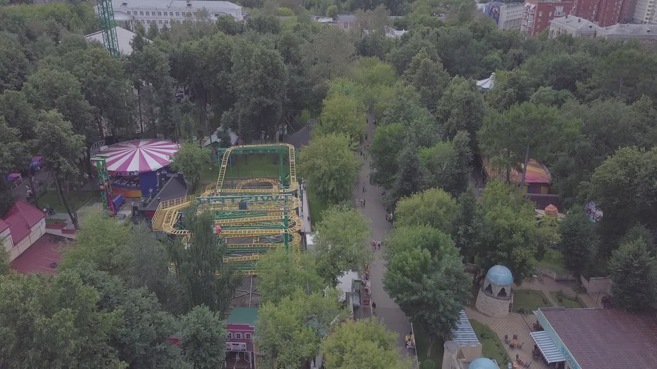 воздушный вид парка развлечений с горками