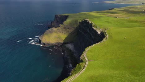 Klippen-Von-Moher-Wanderweg-Am-Schönen-Tag,-Irland,-Luftpanorama