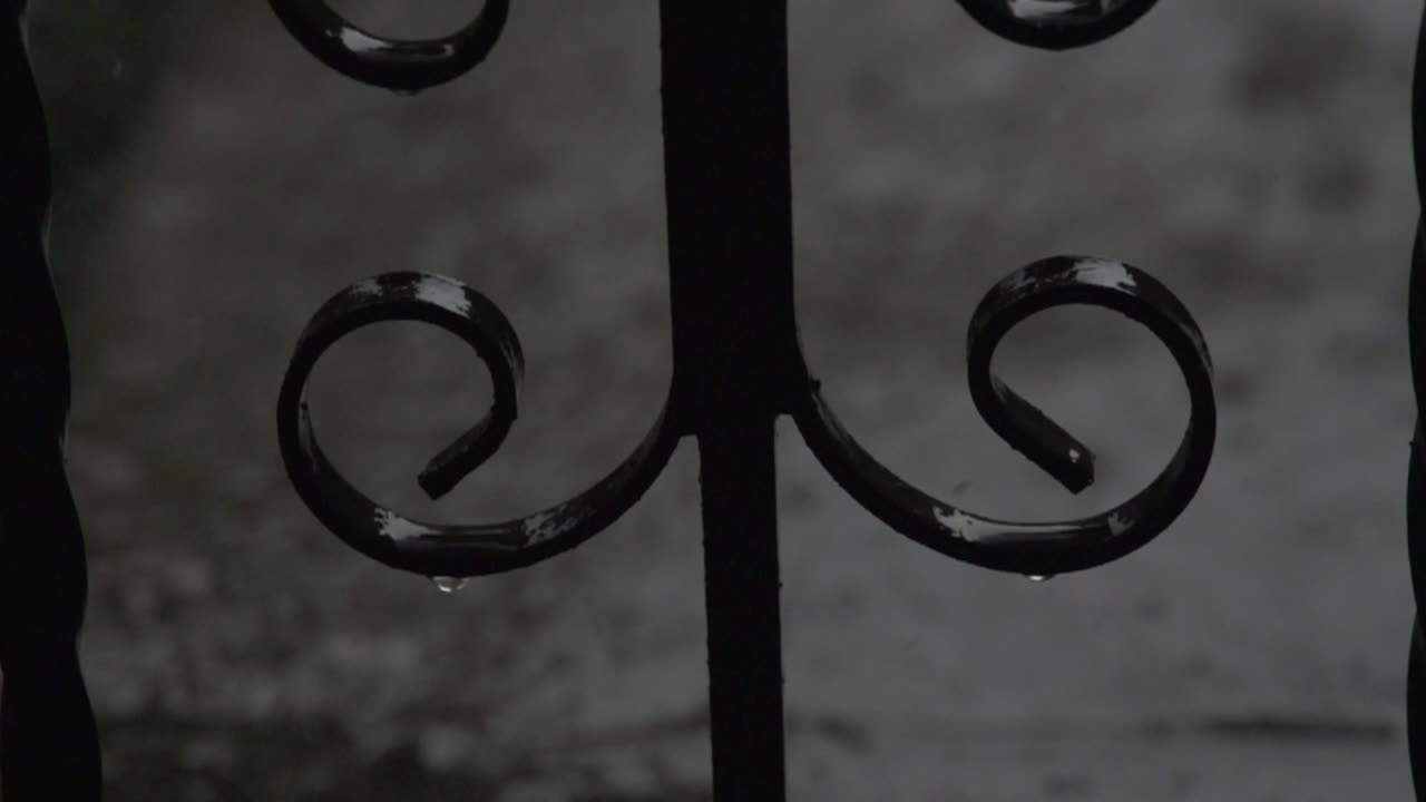 весенний дождь на сельскохозяйственных угодьях