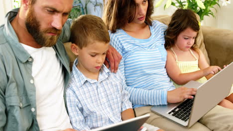 familia geek usando tecnologías