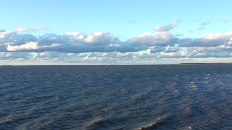 Wellen-Und-Wolken-In-Der-Nähe-Einer-Bewaldeten-Küste