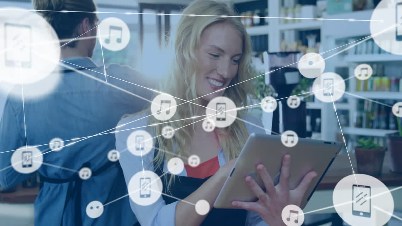 카페에서 태블릿을 가진 백인 여성에 대한 장치 아이콘과 연결 네트워크의 애니메이션